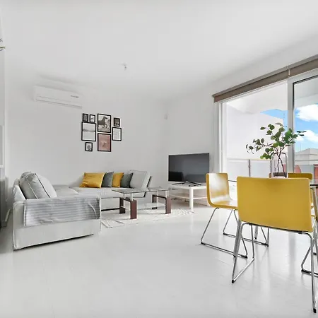 Glabur - The Fabulous 2 Bdr - City, Free Parking & Wifi, Welcomes You!!! *