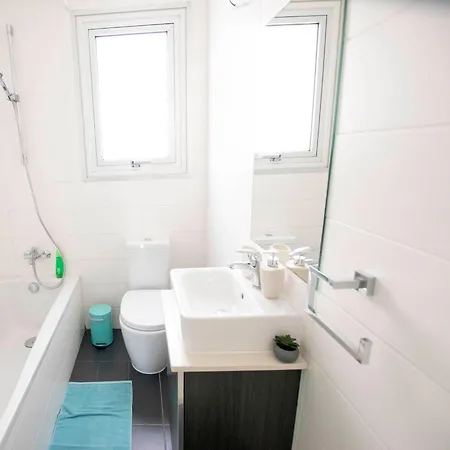 Appartement Glabur - The Fabulous 2 Bdr - City, Free Parking & Wifi, Welcomes You!!! *